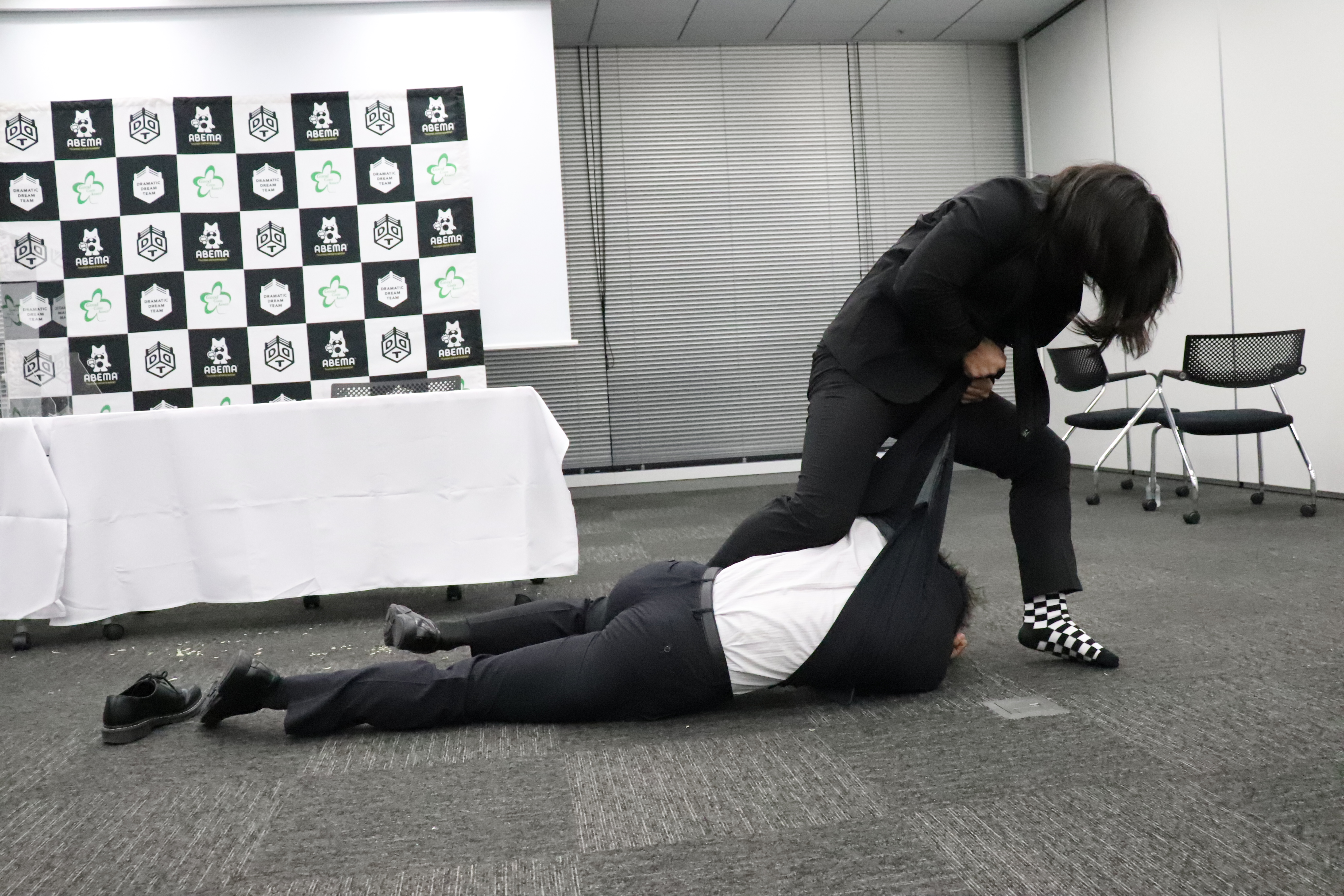 【大田区直前会見】遠藤と佐々木がまたまた衣服を引き裂きあう大乱闘!/EXTREME級王者・青木が防衛戦を拒否して大混乱!/一騎打ちの竹下と秋山は火花!/上野はクリスの悪ふざけにうんざり 【大田区直前会見】遠藤と佐々木がまたまた衣服を引き裂きあう大乱闘!/EXTREME級王者・青木が防衛戦を拒否して大混乱!/一騎打ちの竹下と秋山は火花!/上野はクリスの悪ふざけにうんざり