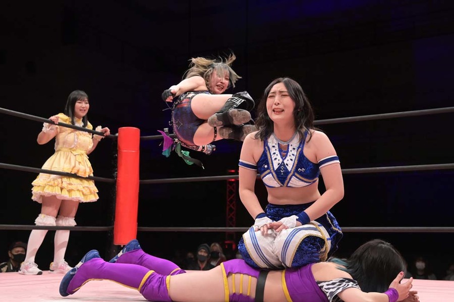 Hikari Noa dropkick Mahiro Kiryu