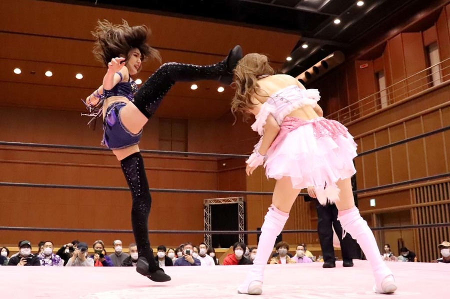 Yuki Kamifuku big boot Mizuki
