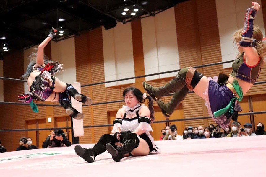 Hikari Noa, Nao Kakuta double dropkick Haruna Neko