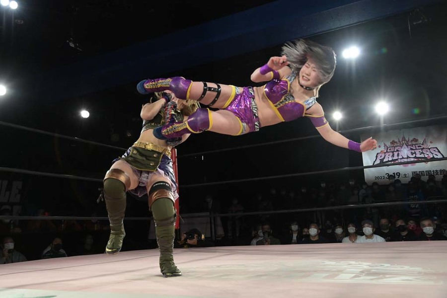 Arisu Endo dropkick Nao Kakuta