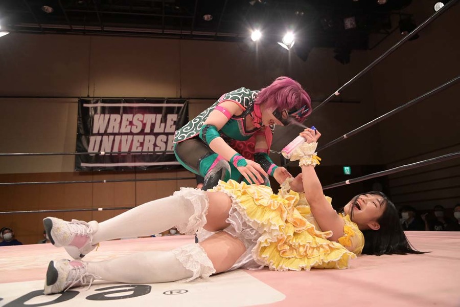 Raku sprays Hyper Misao TJPW