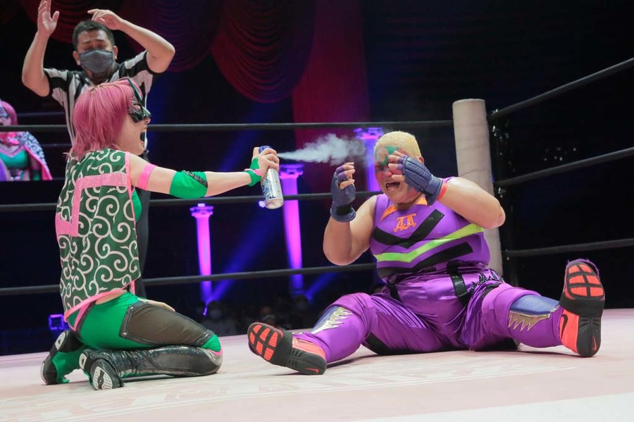 Hyper Misao spraying Aja Kong