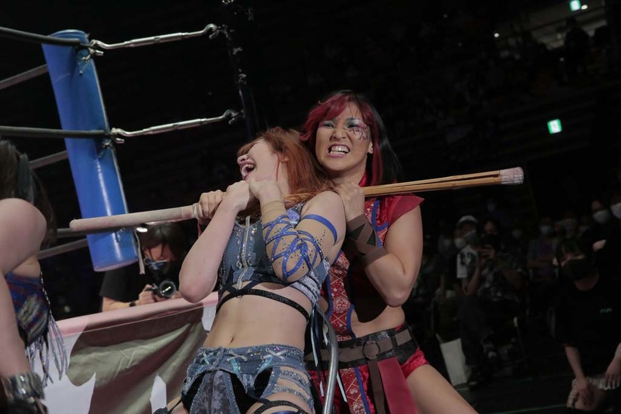 Hikaru Shida choking Yuki Kamifuku