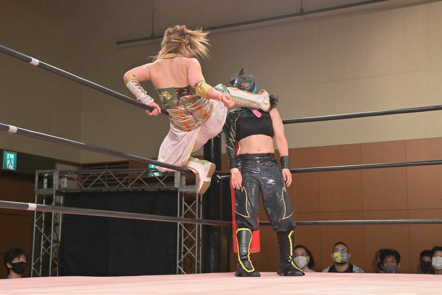 Yuka Sakazaki kick Kaya Toribami