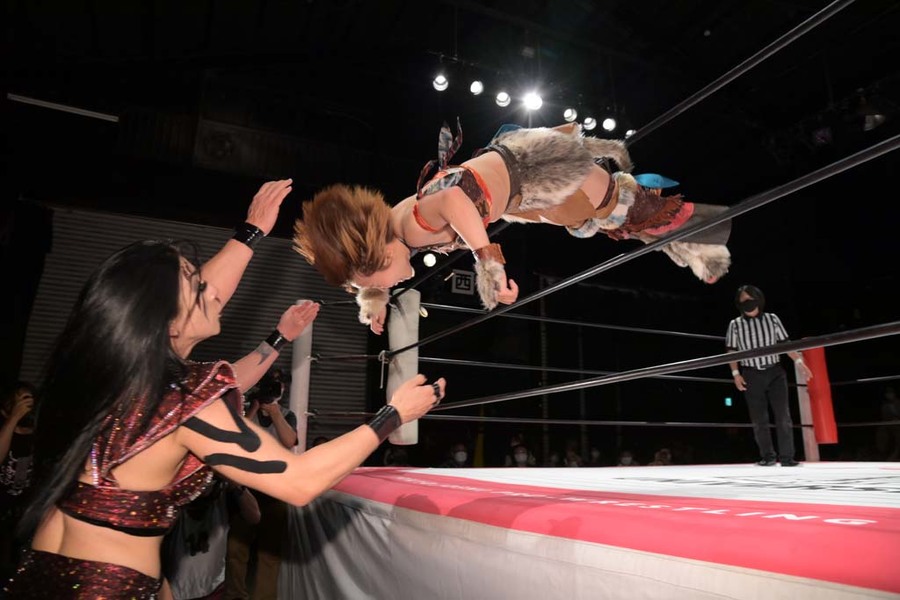 Shoko Nakajima tope con giro