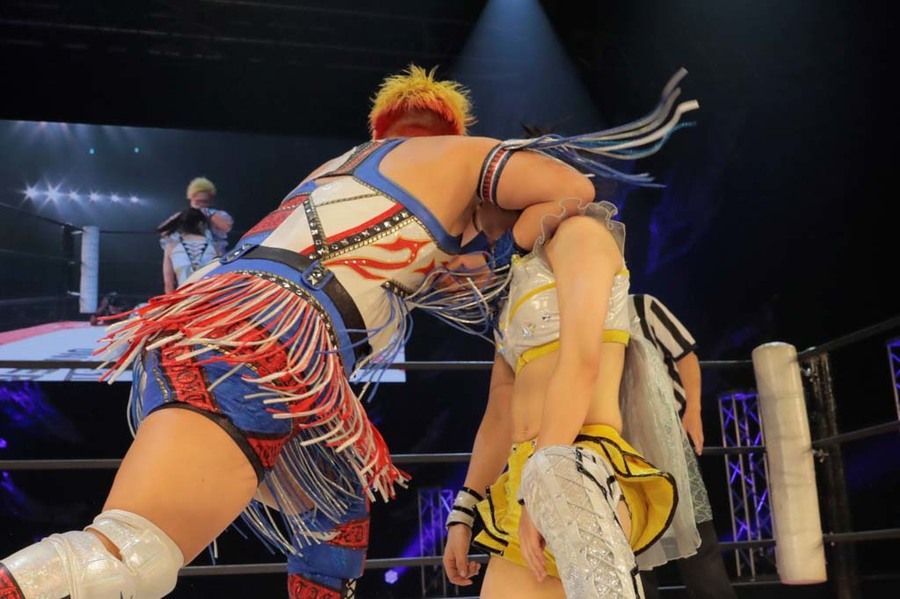 Ryo Mizunami elbows Suzume