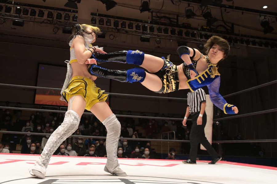 Yoppy dropkicks Suzume