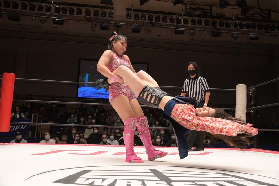 Miu Watanabe spinning Moka Miyamoto