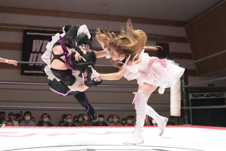 Mizuki throwing Haruna