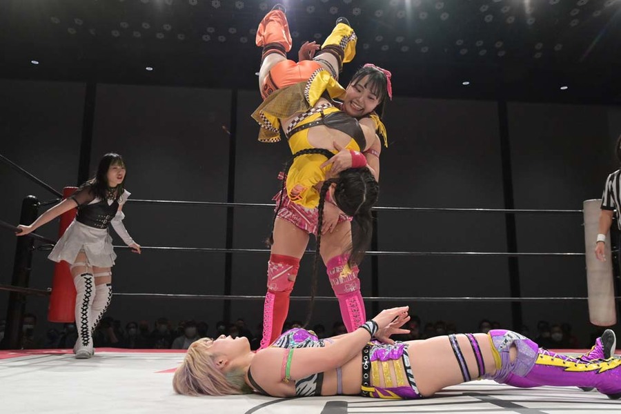 Miu bodyslams Himawari