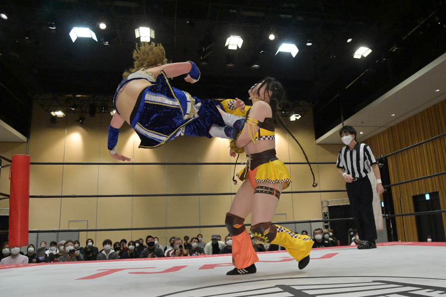 Mahiro dropkicks HIMAWARI