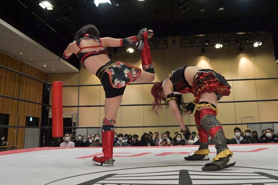 Juria Nagano kicks Maki Itoh
