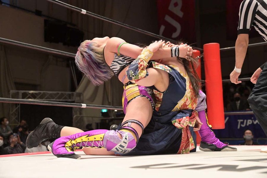 Arisu Endo Camel clutch Moka Miyamoto