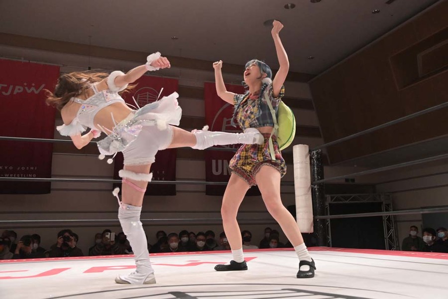 Mizuki kicks Pom