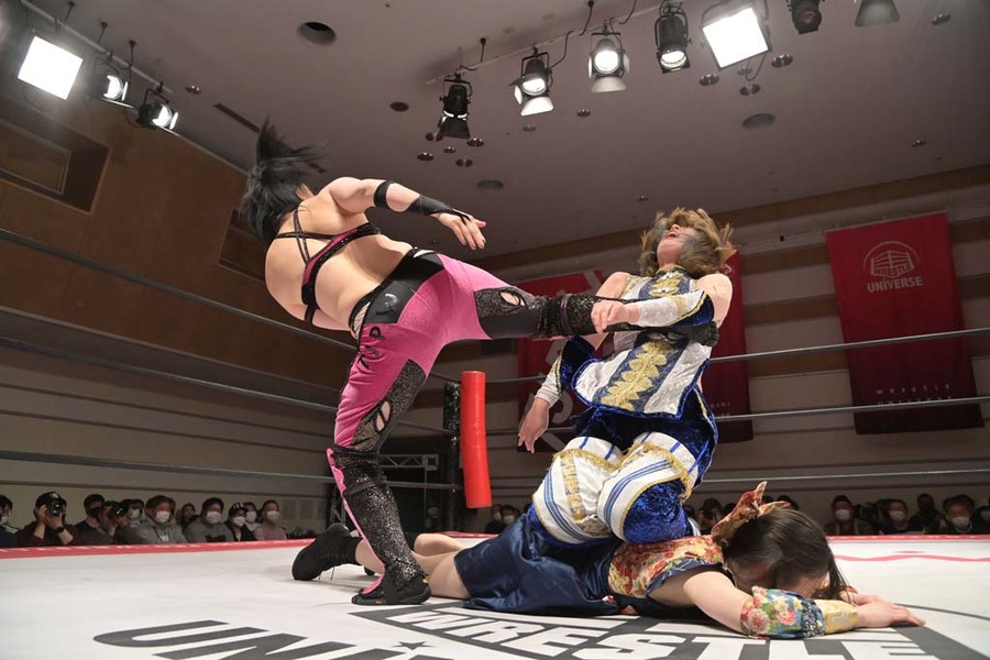 Miyu Yamashita kicks Mahiro Kiryu