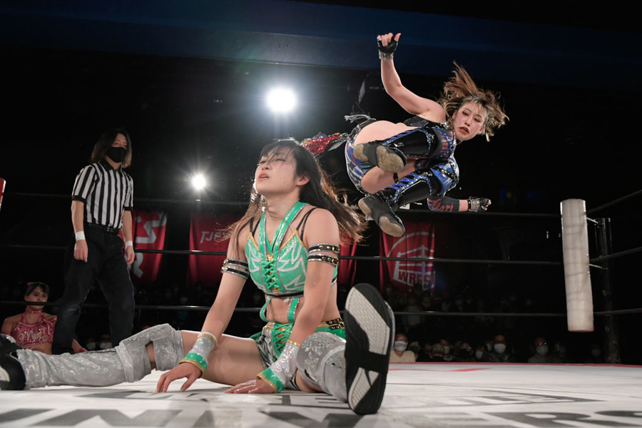 Hikari Noa dropkicks shino tjpw
