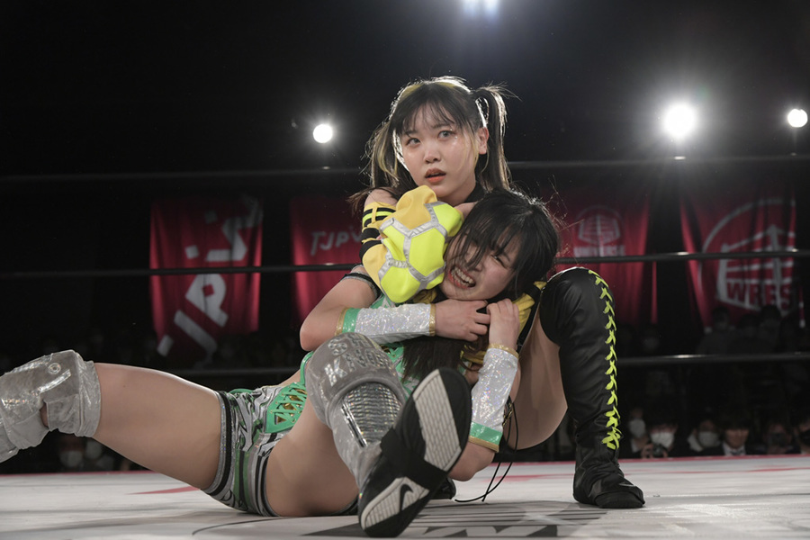 Suzume choking Shino