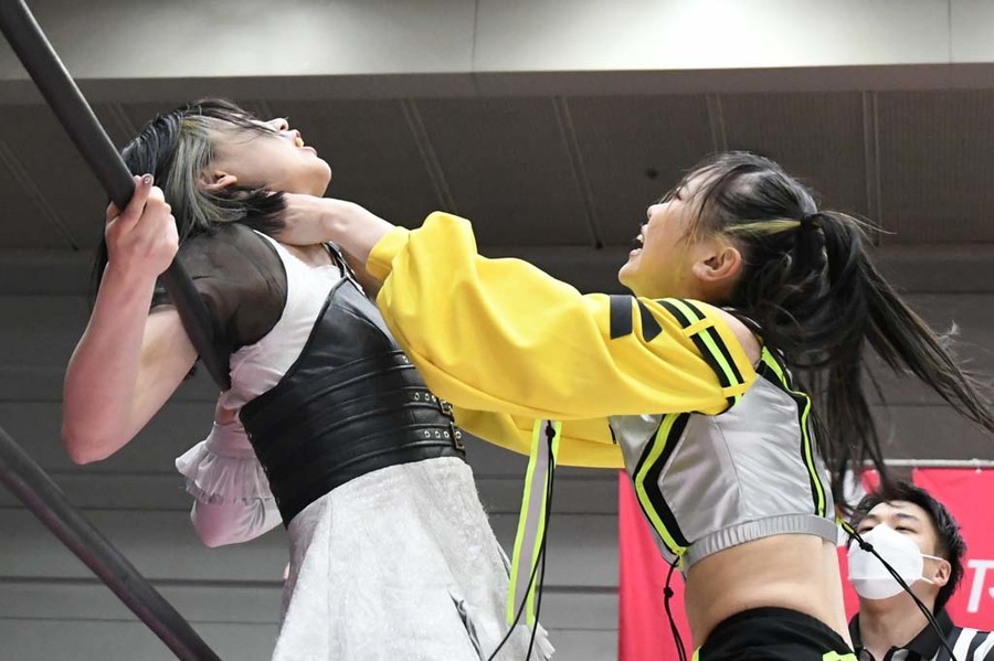 Suzume choking Rika Tatsumi