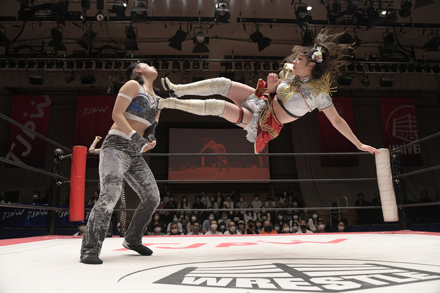 Wakana Uehara dropkicks Toga