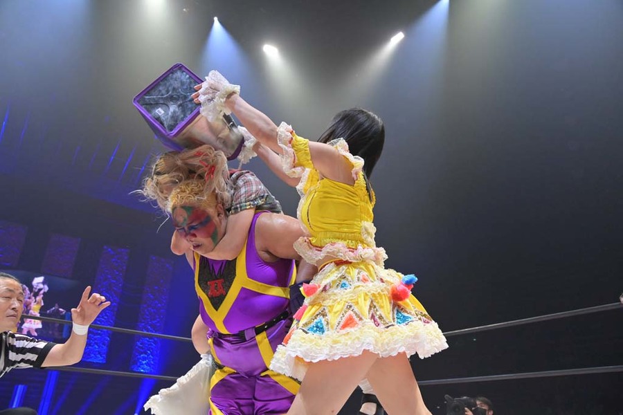 Raku bonks Pom TJPW