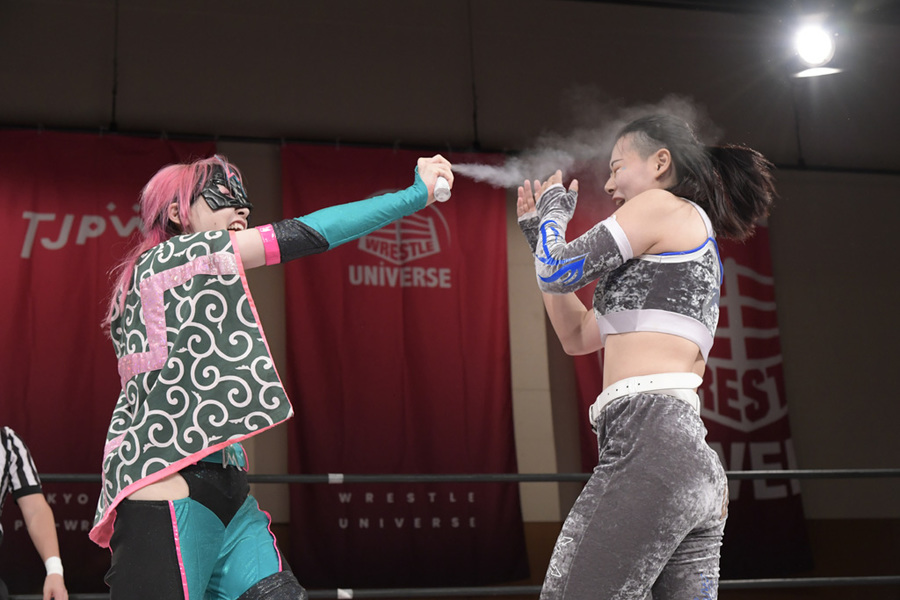 Hyper Misao sprays Toga TJPW