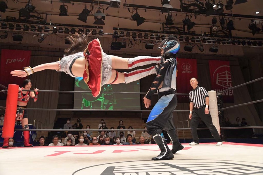 Wakana dropkicks Kaya Toribami TJPW